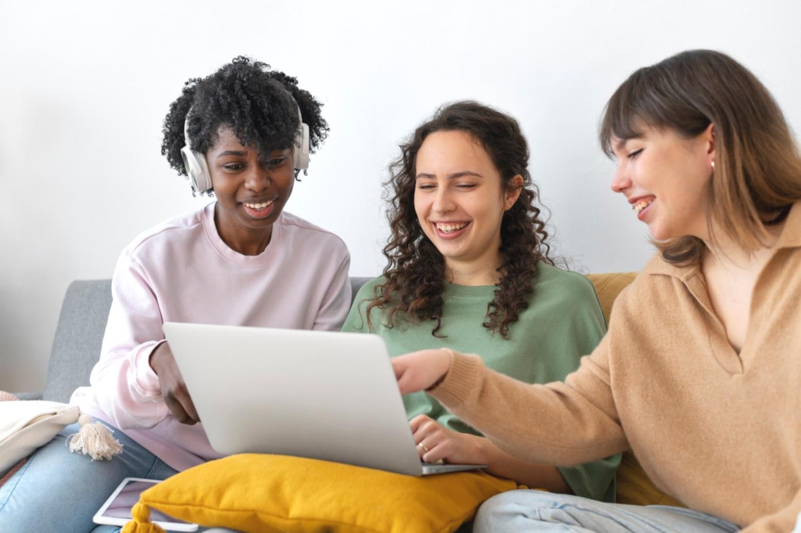 Familia revisando presupuesto doméstico en mesa de cocina